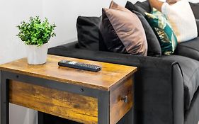 Stylish Apartment - Free Wifi & Netflix - On Street Parking - Double Bed - 49Ag